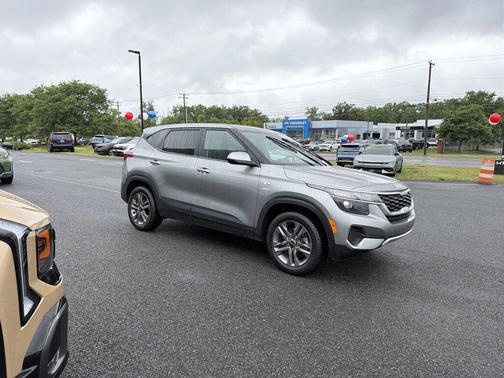 Steel Gray 2023 Kia Seltos LX