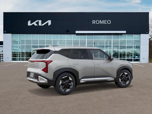 Ivory Silver 2027 Kia Seltos S