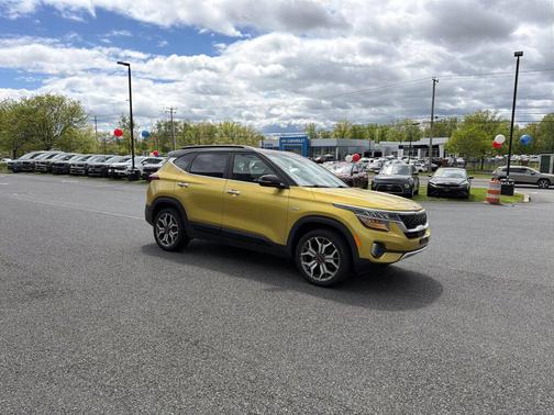 Starbright Yellow/Black Roof 2021 Kia Seltos SX Turbo