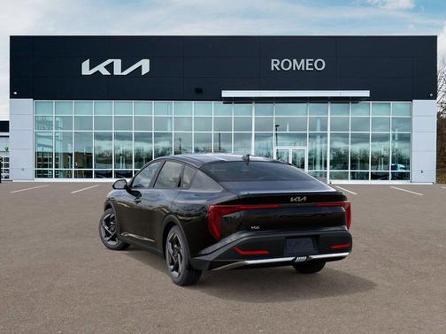 Aurora Black Pearl 2025 Kia K4 EX