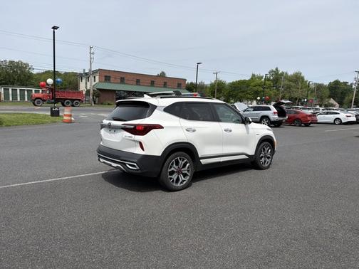 Snow White Pearl 2021 Kia Seltos SX