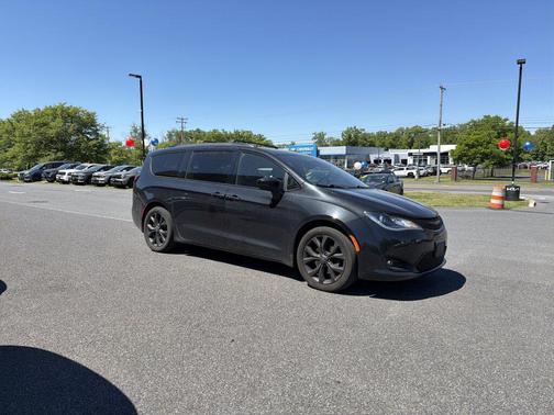 Brilliant Black Crystal Pearlcoat 2020 Chrysler Pacifica Touring L