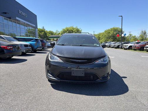 Brilliant Black Crystal Pearlcoat 2020 Chrysler Pacifica Touring L