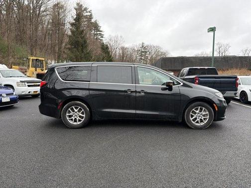 2023 Chrysler Pacifica Touring-L