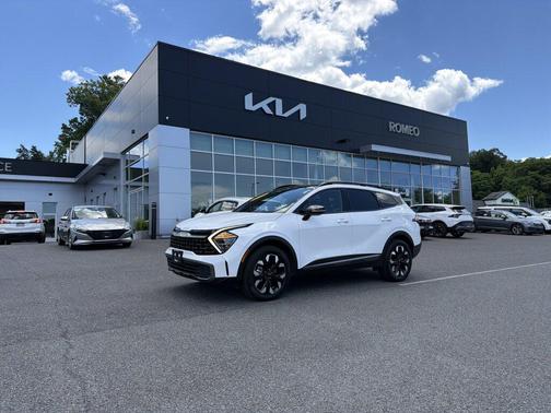 Glacial White Pearl 2024 Kia Sportage X-Line