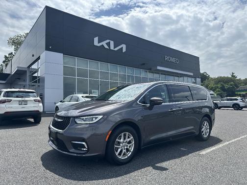 2023 Chrysler Pacifica Touring-L
