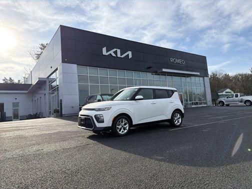Snow White Pearl 2022 Kia Soul LX
