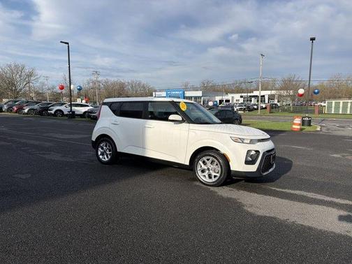Snow White Pearl 2022 Kia Soul LX