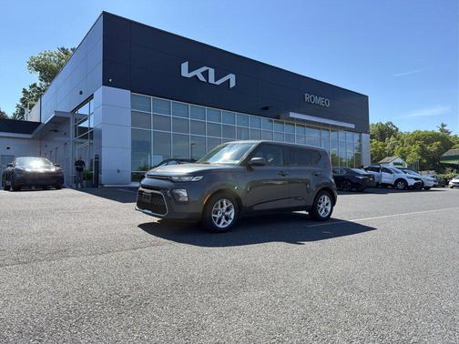Gravity Gray 2022 Kia Soul LX