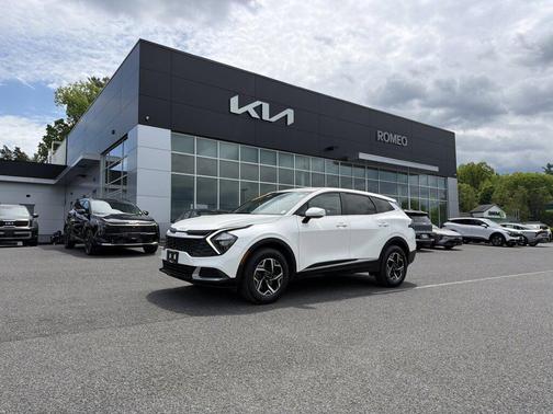 Snow White Pearl 2023 Kia Sportage LX