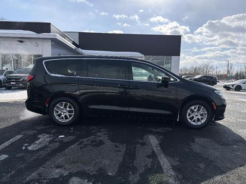 2023 Chrysler Pacifica Touring-L