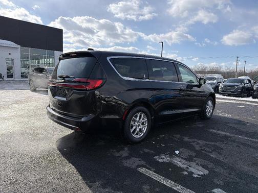 2023 Chrysler Pacifica Touring-L