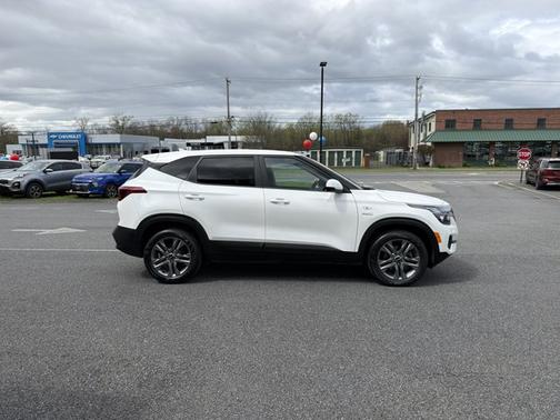 Snow White Pearl 2023 Kia Seltos LX