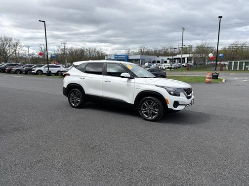 Snow White Pearl 2023 Kia Seltos LX