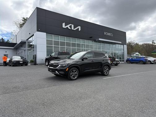 Fusion Black 2024 Kia Seltos S