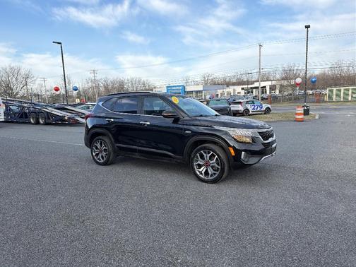 Cherry Black 2023 Kia Seltos SX