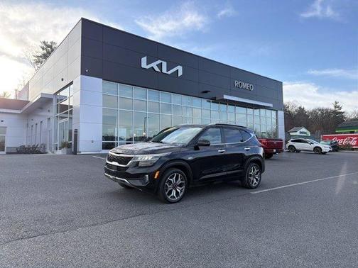 Cherry Black 2023 Kia Seltos SX