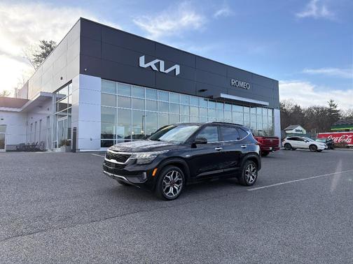 Cherry Black 2023 Kia Seltos SX