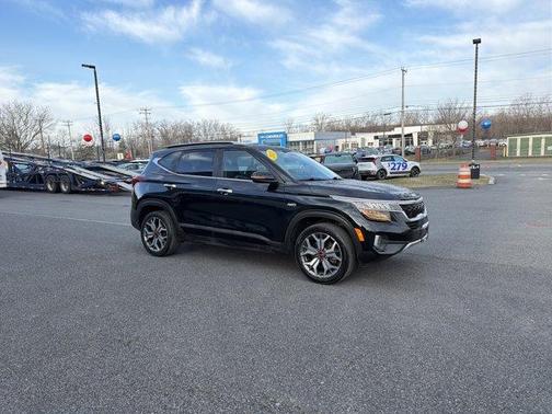 Cherry Black 2023 Kia Seltos SX