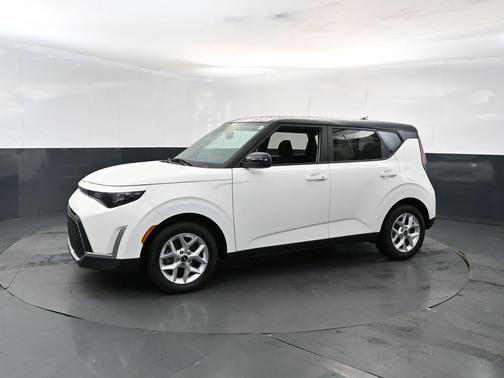 Clear White/ Black Roof 2024 Kia Soul S