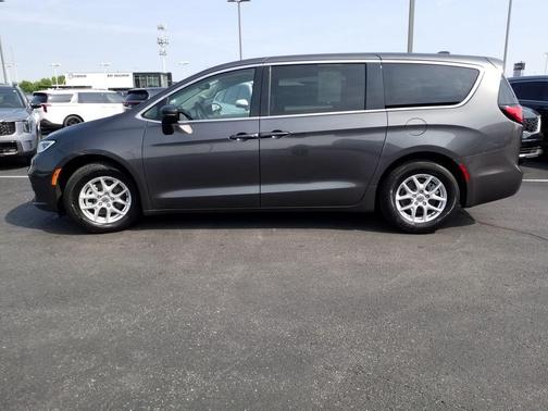2023 Chrysler Pacifica Touring-L
