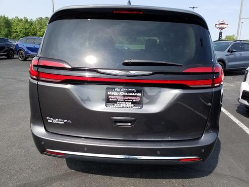 2023 Chrysler Pacifica Touring-L