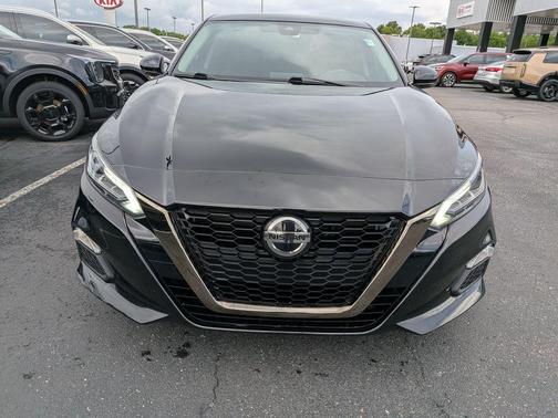 Black 2021 Nissan Altima 2.5 SR
