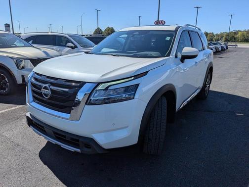 White 2024 Nissan Pathfinder Platinum