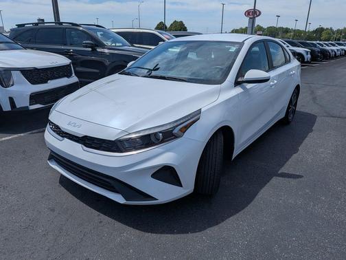 Snow White Pearl 2024 Kia Forte LXS