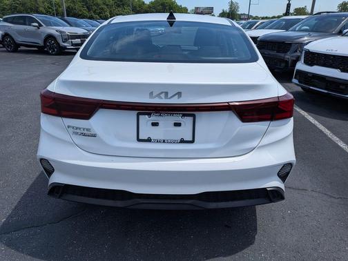 Snow White Pearl 2024 Kia Forte LXS