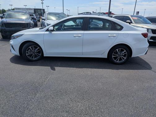 Snow White Pearl 2024 Kia Forte LXS