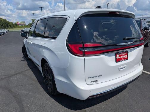 2023 Chrysler Pacifica Touring-L