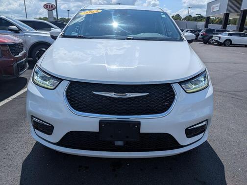 2023 Chrysler Pacifica Touring-L