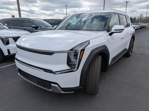 Glacial White Pearl 2026 Kia EV9 Wind