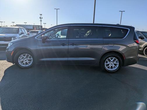 2023 Chrysler Pacifica Touring-L