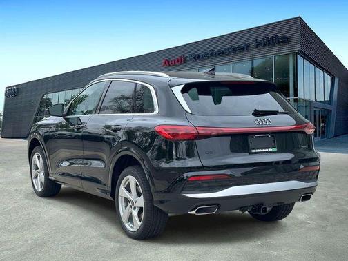 Mythos Black Metallic 2026 Audi Q5 Premium Plus TFSI quattro S tronic
