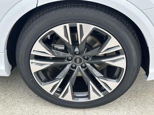 Glacier White Metallic 2026 Audi Q8 55 Premium Plus