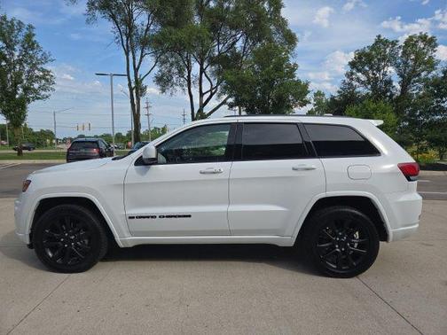 Bright White Clearcoat 2021 Jeep Grand Cherokee Laredo