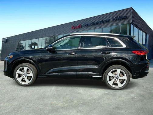 Mythos Black Metallic 2025 Audi Q5 Premium Plus TFSI quattro S tronic