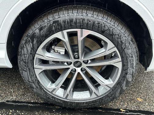 Glacier White Metallic 2026 Audi Q7 45 Premium Plus