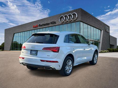 Glacier White Metallic 2023 Audi Q5 45 S line Premium