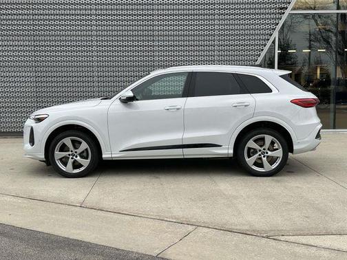 Glacier White Metallic 2025 Audi Q5 Premium Plus TFSI quattro S tronic