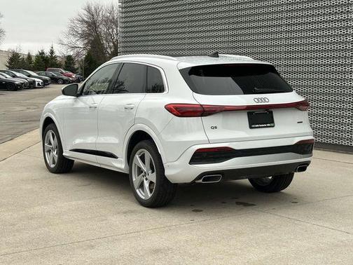 Glacier White Metallic 2025 Audi Q5 Premium Plus TFSI quattro S tronic