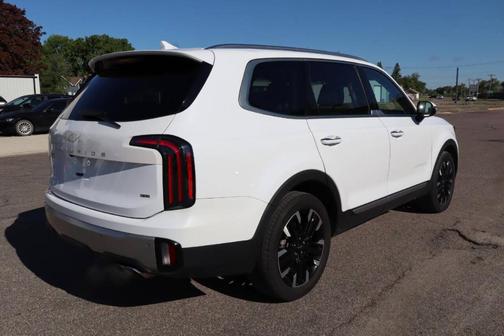 White 2023 Kia Telluride SX