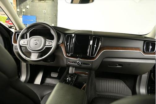 2022 Volvo XC60 B5 FWD Momentum