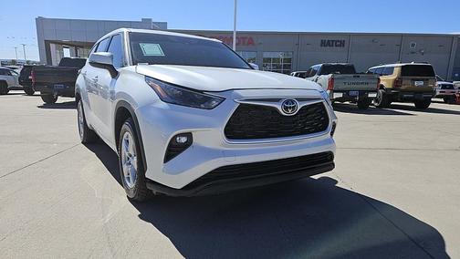 Wind Chill Pearl 2024 Toyota Highlander LE