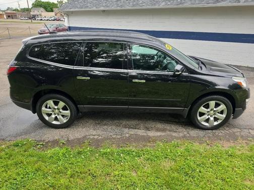 Mosaic Black Metallic 2017 Chevrolet Traverse 1LT