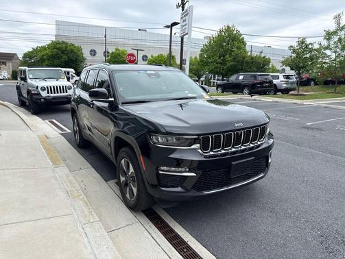 Diamond Black Crystal Pearlcoat 2022 Jeep Grand Cherokee 4xe Base