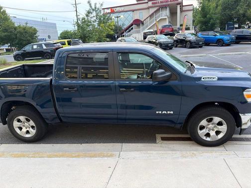 Patriot Blue Pearlcoat 2024 RAM 1500 Big Horn/Lone Star