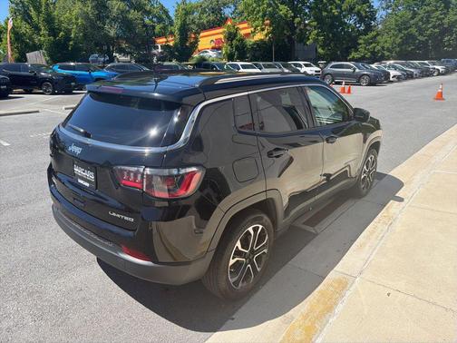 Diamond Black Crystal Pearlcoat 2022 Jeep Compass Limited